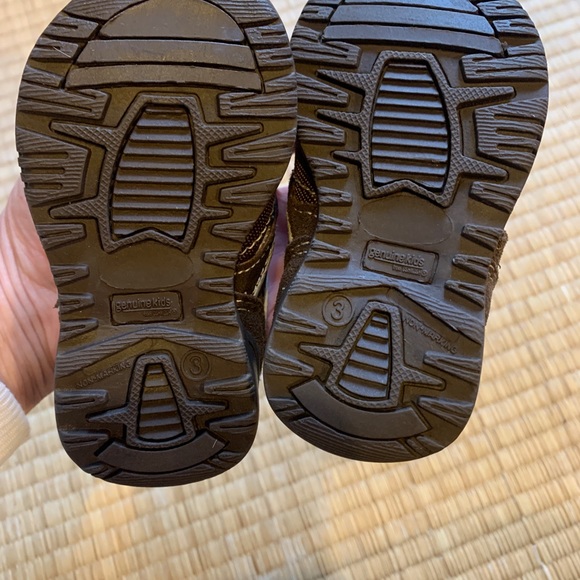 Rarely used OSHKOSH  👟 Genuine Kids non marking - Picture 5 of 8